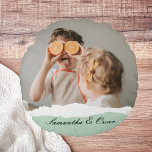 Coussins Ronds Photo de famille moderne et nom personnalisé Monna<br><div class="desc">Présentation de la photo familiale moderne et cadeau de nom personnalisé de marque! Ce cadeau unique et réfléchi est conçu pour célébrer et chérir les moments spéciaux de votre famille.Offrez le cadeau de souvenirs chéris et de douceur personnalisée avec la photo de famille moderne et le cadeau de nom personnalisé...</div>