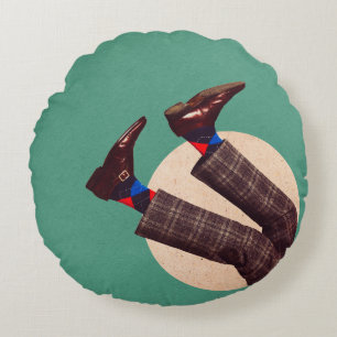 Coussins Ronds Pieds mâles empilés en rond sur pastel géométrique