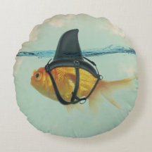 Poisson rouge avec une nageoire de requin