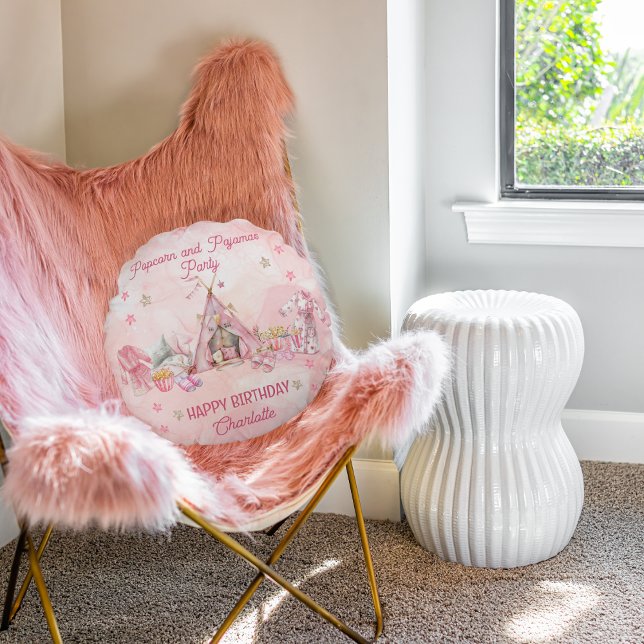 Coussins Ronds Popcorn rose et Pyjamas Swood fête d'anniversaire (Pink "Popcorn and Pajamas" Slumber | Sleepover Birthday Party Round Pillow)