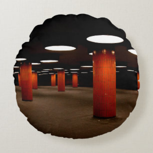 COUSSINS RONDS POSTE ROUGE SOUS PLAFOND LUMIÈRE LA NUIT