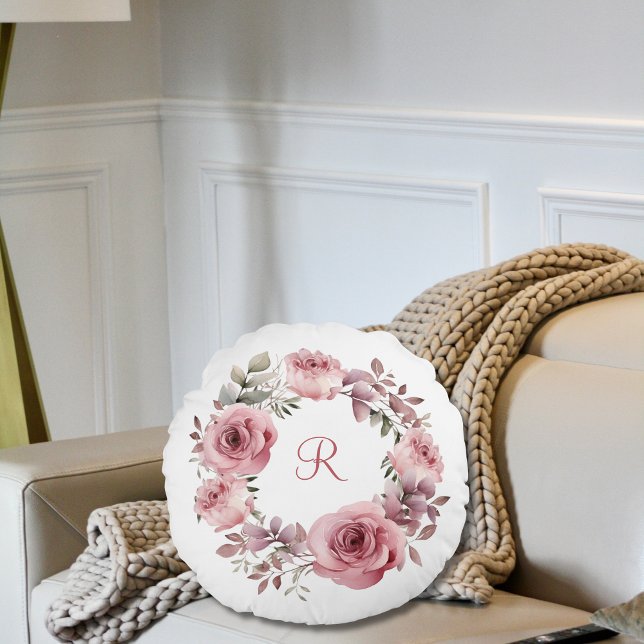 Coussins Ronds Rose en aquarelle avec initiale de monogramme et v (Pink Roses Wreath with Greenery Monogrammed Initial Bedroom or Living room Accent Throw Pillow)