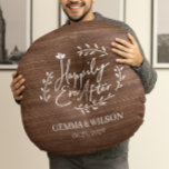 Coussins Ronds Rustic Wood Floral Cadeau Mariage personnalisé<br><div class="desc">Imprimé bois foncé rustique mariage cadeau rond design coussin qui présente les mots heureux toujours après dans un script unique entouré par des feuilles de laurier simple avec des noms et des dates de mariage pour vous de personnaliser.</div>