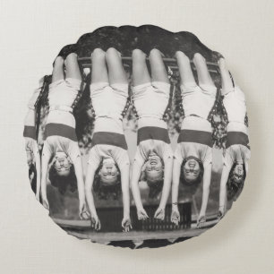 Coussins Ronds Showgirls sur les bars à singes, design ludique.