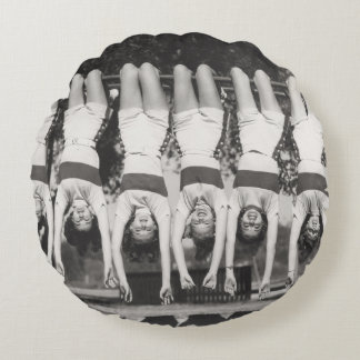 Coussins Ronds Showgirls sur les bars à singes, design ludique.