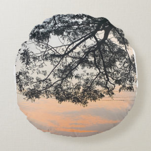 Coussins Ronds Silhouette d'arbre esthétique sur fond de coucher