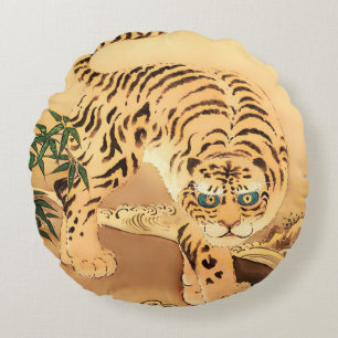 Coussins Ronds Tigre Minhwa Vintage au bord d'un ruisseau