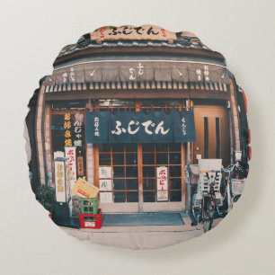 COUSSINS RONDS TROIS BICYCLETTES PARKÉES DEVANT L'ÉDIFICE