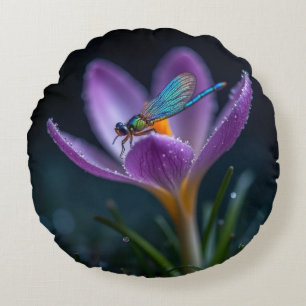 Coussins Ronds Une libellule sur une fleur de crocus