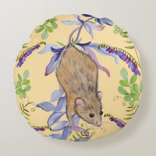 Coussins Ronds Une souris drôle dans un fourré de fleurs.
