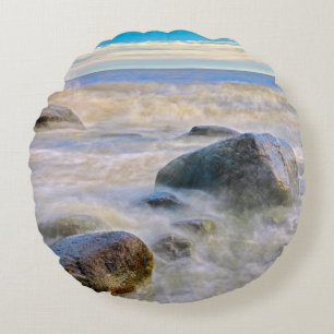 Coussins Ronds Vagues se brisant sur les rochers du rivage