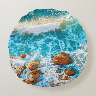 Coussins Ronds Vagues sur une plage rocheuse au coucher du soleil