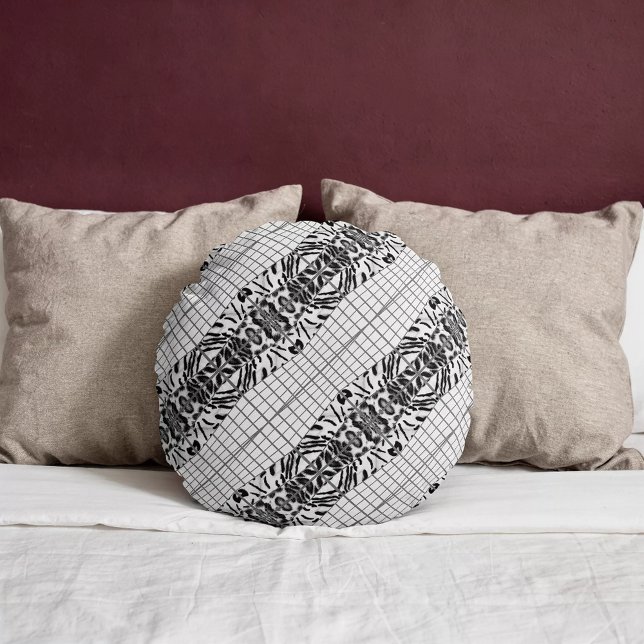Coussins Ronds Wildcat Matrix - Chat Bengal Léopard Noir & Blanc (Round pillow is placed on a bed. )