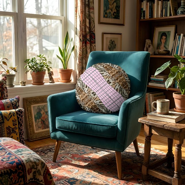 Coussins Ronds Wildcat Matrix - Chat Bengal Léopard Rose Rose (Round pillow is placed on an armchair.)