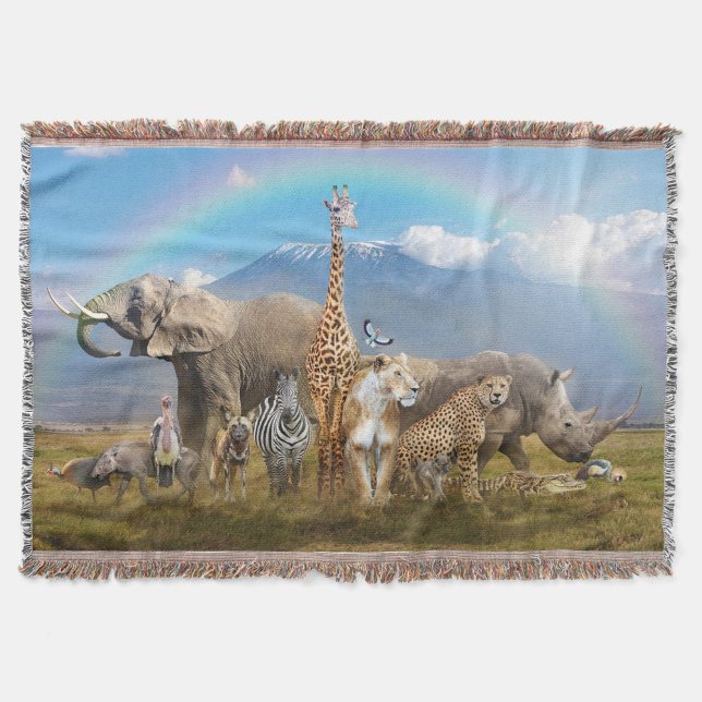 Couverture Animaux sauvages (In the foreground, a diverse group of animals is gathered. An elephant with large tusks stands out. )