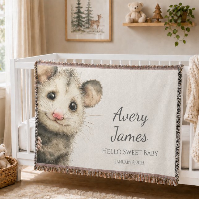 Couverture Bébé Opossum des Bois • Nid douillet Crème Chaude (Woodland Opossum Baby Warm Cream Nursery Throw Blanket)