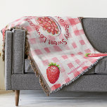 Couverture Berry Sweet Love fraise En vichy cadeau Mariée<br><div class="desc">Voici notre tapis "Berry Sweet Love", le mélange parfait de charme vintage et d'élégance de campagne moderne. Cette couverture ravissante capte l'essence d'une fête de bachelorette, de nuit, ou douche nuptiale avec ses vibes vintages rétro et design de fraises sucrées. Imaginez votre brunch de pique-nique au bord de la rivière,...</div>