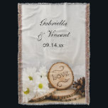 Couverture Blancs rustiques Bois Mariage Keepsaké<br><div class="desc">Le charmant Rustic White Daisies Woodland Mariage Throw fait un beau cadeau de conservation du thème de la nature lorsqu'il est personnalisé avec les noms de la mariée et du marié. Cette couverture mariage de style boisé rustique chic et naturel à thème de forêt présente une photo florale pittoresque de...</div>