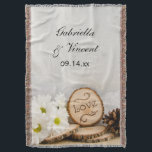 Couverture Blancs rustiques Bois Mariage Keepsaké<br><div class="desc">Le charmant Rustic White Daisies Woodland Mariage Throw fait un beau cadeau de conservation du thème de la nature lorsqu'il est personnalisé avec les noms de la mariée et du marié. Cette couverture mariage de style boisé rustique chic et naturel à thème de forêt présente une photo florale pittoresque de...</div>