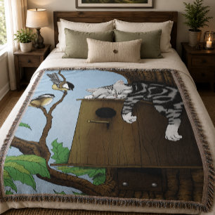 Couverture Chat tigré mignon dormant dans une maison d'oiseau