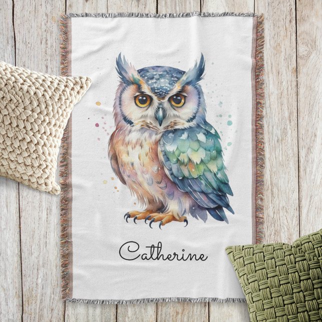 Couverture Chouette à cornes personnalisée à l'aquarelle mode (A throw blanket with picture of a horned owl in a watercolor style, personalized with a name)