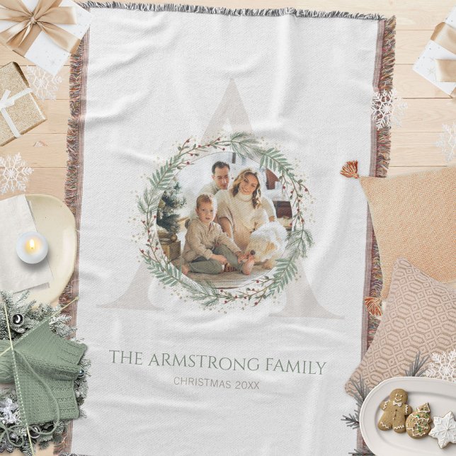 Couverture Couronne de monogramme photo de famille Deep Sage  (Deep Sage Wreath Monogram Photo Family Keepsake Throw Blanket ©Susanne Sachers - Sunny Mind 🌞)