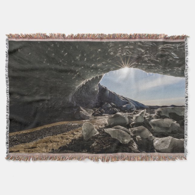 Couverture Éclaircissement à l'entrée de la grotte de glace (Devant)