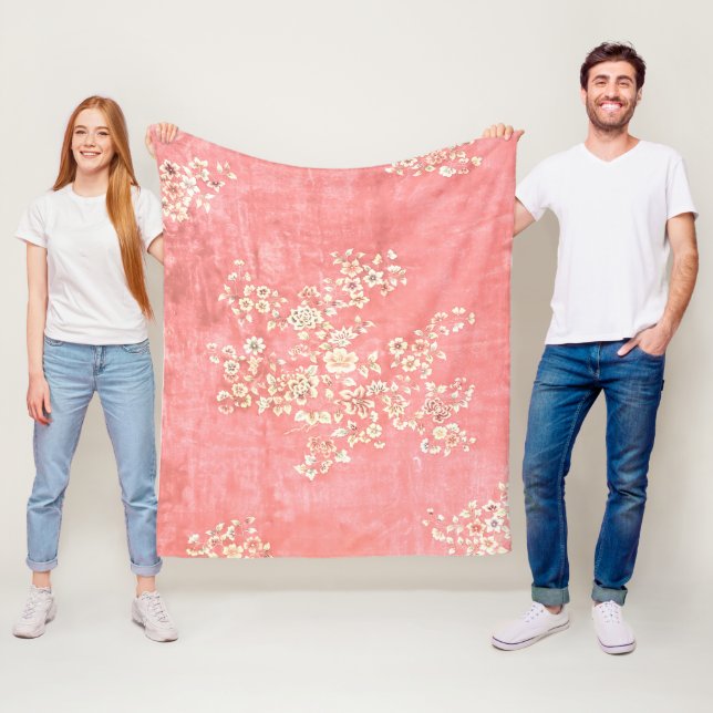 Couverture en polaire à impression florale rose (En situation)