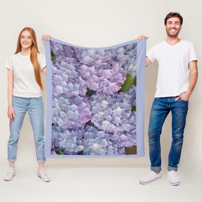 Couverture en polaire bleu clair et rose Hydrangea (En situation)