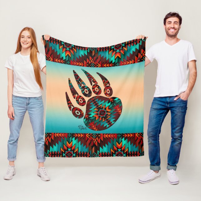Couverture en polaire de l'ours tribal (En situation)