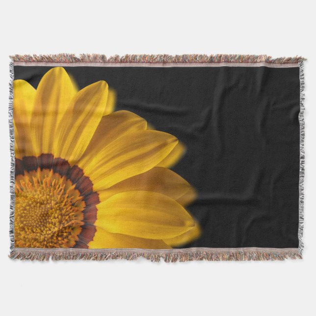 Couverture Fleur jaune sur arrière - plan noir (Devant)