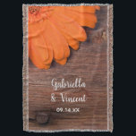 Couverture Mariage campagnard rustique en bois d'orange<br><div class="desc">Le charmant Rustic Orange Daisy Mariage campagnard Throw peut être personnalisé avec les noms de la date de la mariée et du marié et la cérémonie de mariage pour créer un cadeau de gardien de l'espèce. Cette couverture nuptiale à la ferme rurale ou de style ranch occidental présente une photo...</div>