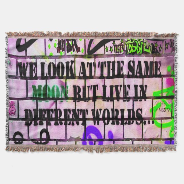 Couverture Même Lune Mondes Différents Graffiti colorés (Devant)