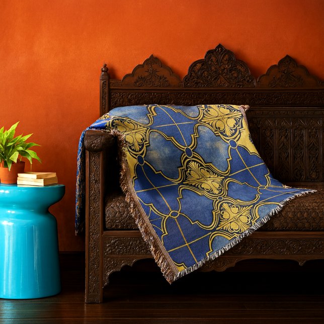 Couverture Motif Marocain Quatrefeuilles Bleu Cobalt Or (Ornate blue and gold Moroccan pattern throw blanket in situ on traditional Moroccan furniture)