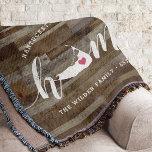 Couverture Nantucket Accueil Ville Look bois personnalisé<br><div class="desc">Montrez un peu de fierté de la ville natale avec cette jolie couverture en faux bois rustique jetant "maison" en écriture calligraphique blanche avec une carte silhouette de Nantucket debout pour la lettre "O." Une illustration de coeur rose à l'intérieur de la carte d'état complète la conception; vous pouvez changer...</div>