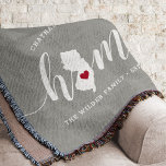 Couverture New Jersey Home State Personnalisé Rustic<br><div class="desc">Montrez un peu de fierté de l'état d'accueil avec cette jolie couverture de jetons gris rustique avec "home" en écriture calligraphique blanche avec une carte silhouette de l'état du New Jersey debout pour la lettre "O." Une illustration de coeur rouge à l'intérieur de la carte d'état complète la conception; vous...</div>