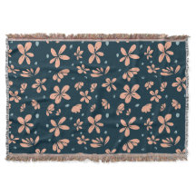 Pétales de fleurs de pêche sur bleu minuit