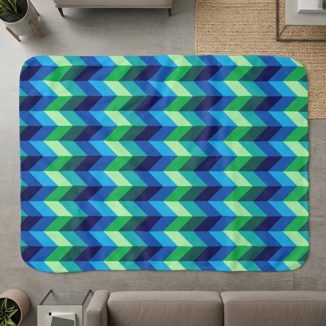 Couverture petite sherpa à chevrons ombrés bleu-ve (Blue Green Ombre Chevrons Small Sherpa Blanket on the floor of a modern style living room.)