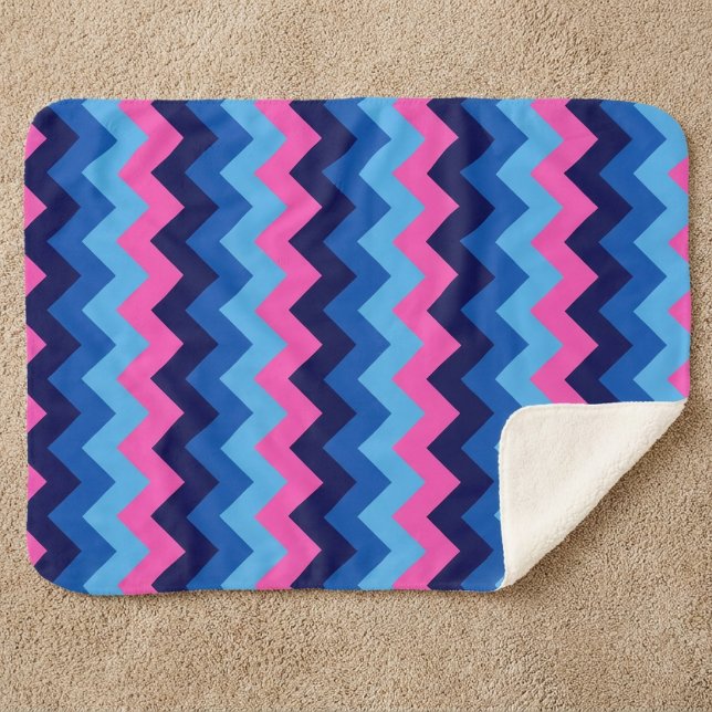 Couverture petite Sherpa bleu rose chevrons (Cool Blue Pink Chevrons Small Sherpa Blanket displayed on carpet floor in a home.)
