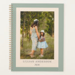 Couverture photo personnalisée avec bordure verte<br><div class="desc">Ce planificateur personnalisé et non daté dispose d'un cadre photo centré bordé d'un vert sage doux avec du texte personnalisable pour le nom et l'année. Parfait pour organiser la vie à votre propre rythme, cette disposition flexible est idéale pour les mamans, les étudiants ou les professionnels qui aiment une touche...</div>