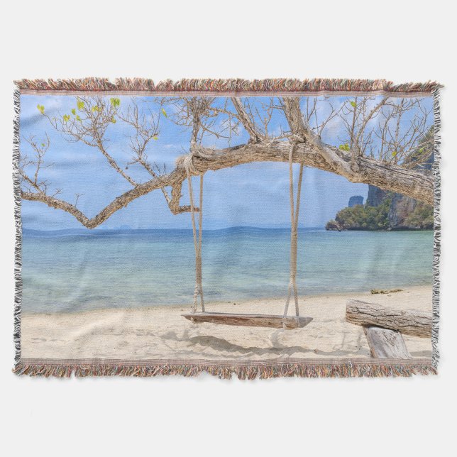 Couverture Plage à coudre à coudre Blanche (A picturesque beach scene featuring a rustic wooden swing hanging from a sturdy tree branch.)