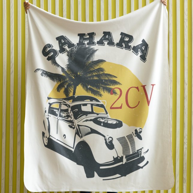 Couverture Polaire 2cv Deux Chevaux Sahara Hors Oldtimer (2CV Sahara Fleece Blanket in White with a Dark Grey Yellow and Red Nature Illustration)