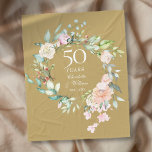 Couverture Polaire 50e Anniversaire du Mariage d'or floral<br><div class="desc">Doté d'une délicate guirlande florale d'aquarelle,  ce chic mannequin de 50e anniversaire mariage peut être personnalisé avec vos informations spéciales d'anniversaire en typographie élégante sur un arrière - plan d'or. Conçu par Thisisnotme©</div>