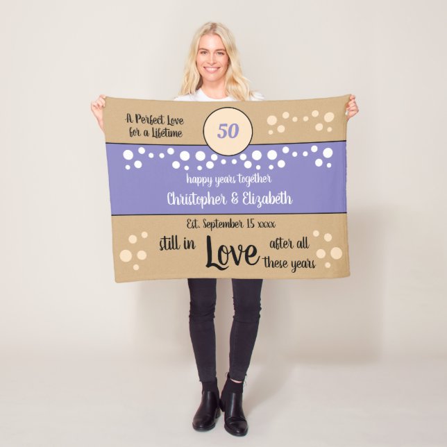 Couverture Polaire 50e Anniversaire violet et or toujours amoureux (En situation)