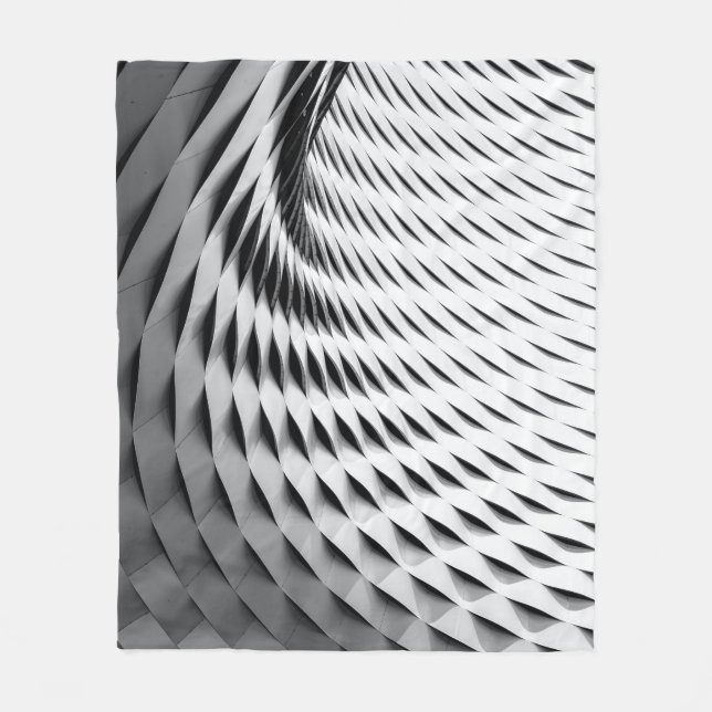 Couverture Polaire A curved facade covered in white latticework (Devant)