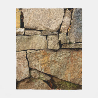Couverture Polaire A stone wall made of cobblestones background textu