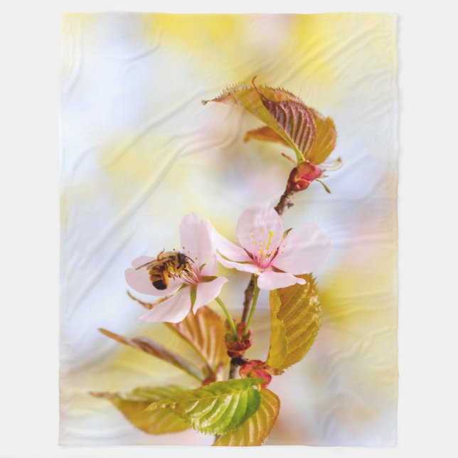 Couverture Polaire Abeille Sur Une Fleur De Cerise (Devant)