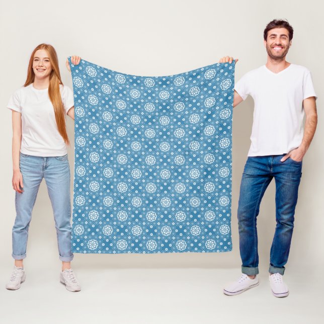 Couverture Polaire Abstrait motif floral ouvert en col bleu clair (En situation)