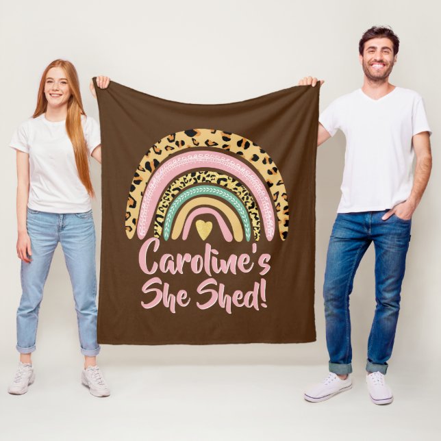 Couverture Polaire Add Name She Shed Leopard Print Pink Rainbow Heart (En situation)