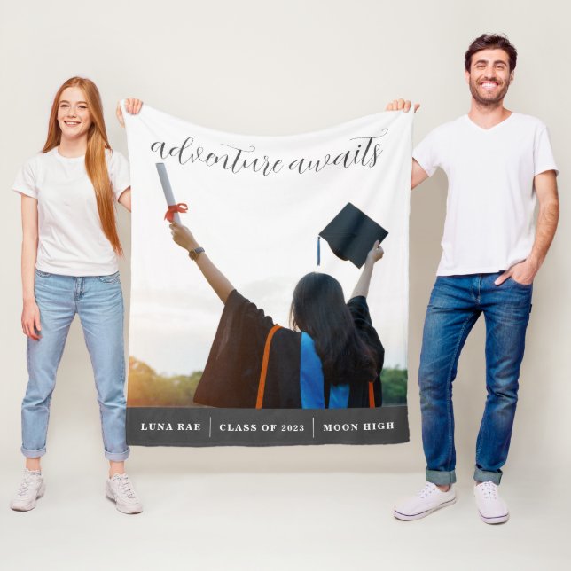 Couverture Polaire Adventure Await Graduate Fleece Blanket (En situation)